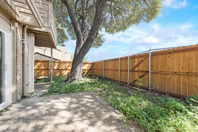 a view of a backyard