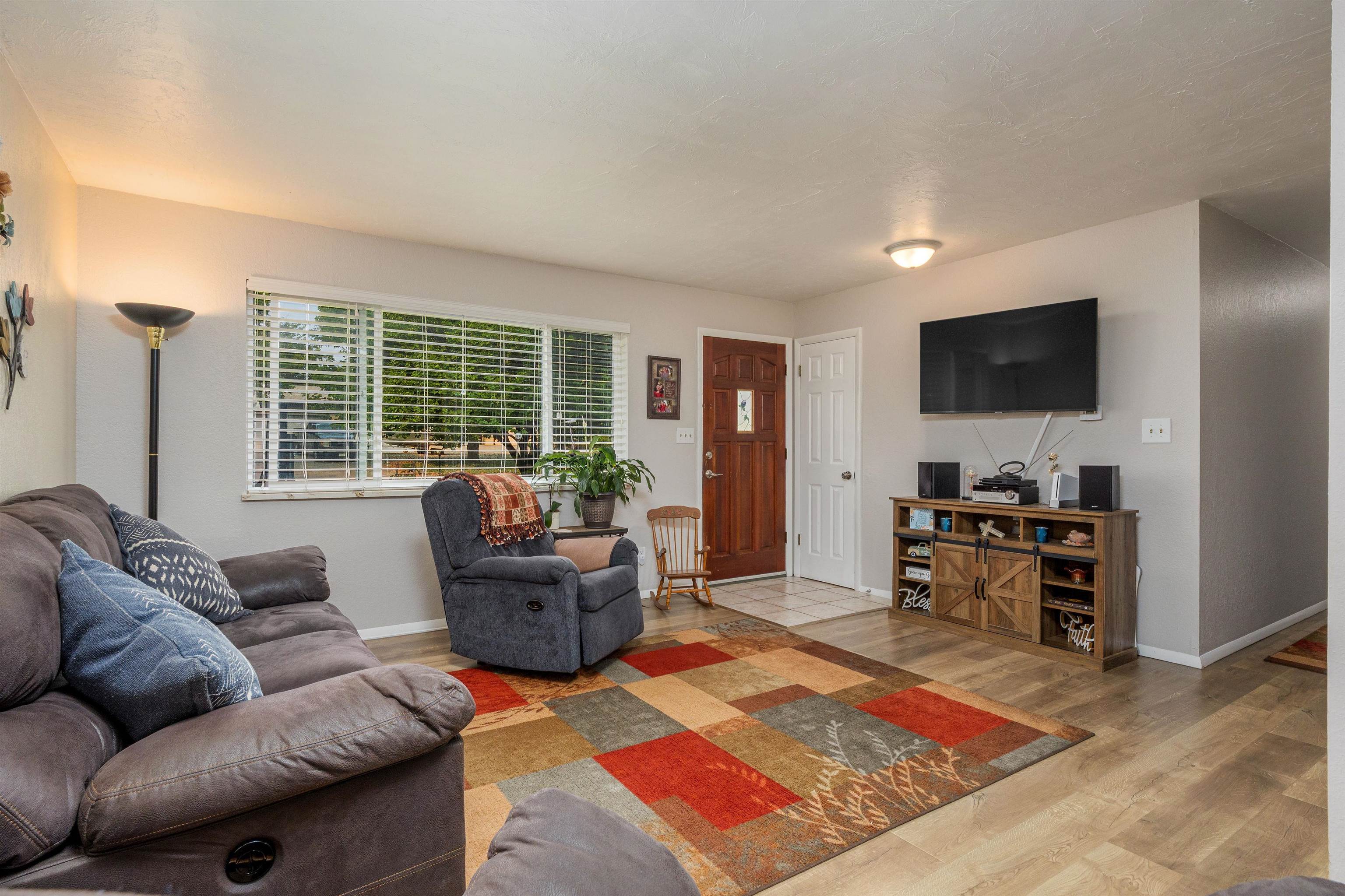 2706 Rincon Drive Grand Junction, CO 81503 - Photo 6 of 42 a living room with furniture and a flat screen tv