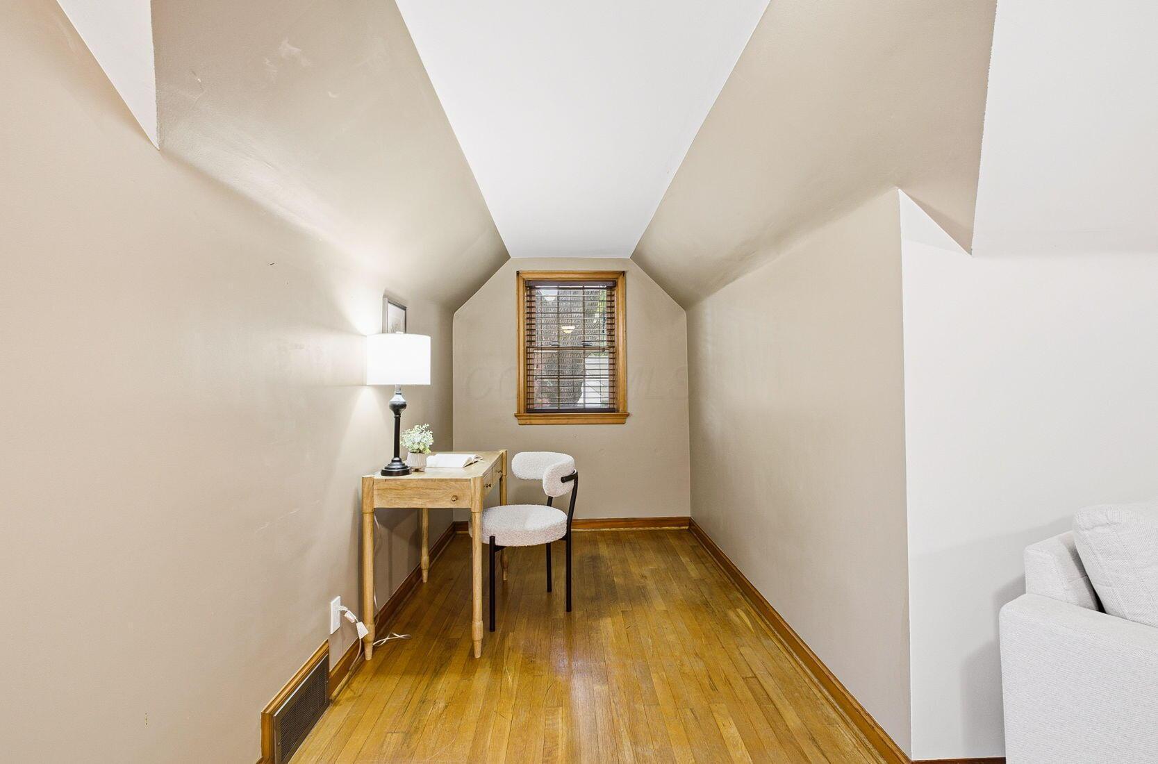 569 Walhalla Road Columbus, OH 43202 - Photo 21 of 42 Primary Bedroom Nook