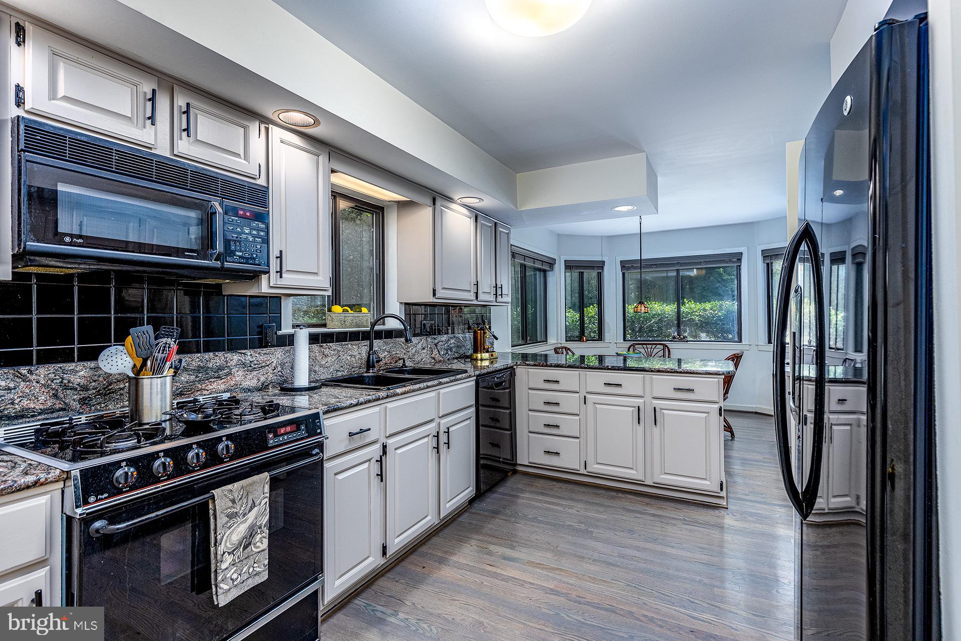 11621 Clubhouse Court Reston, VA 20190 - Photo 14 of 57 FULLY-EQUIPPED KITCHEN