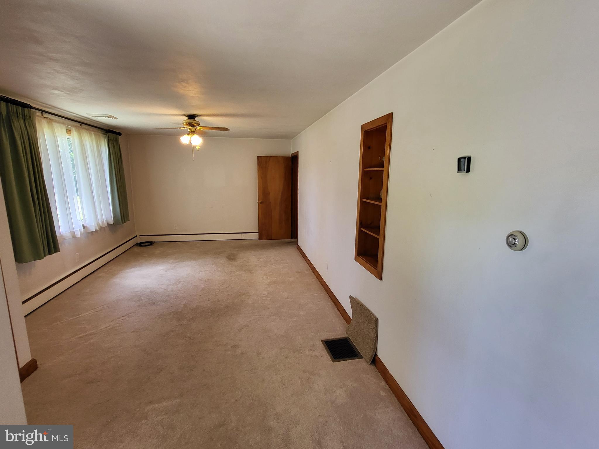 1859 Leafmore Road Chambersburg, PA 17202 - Photo 3 of 29 Living Room