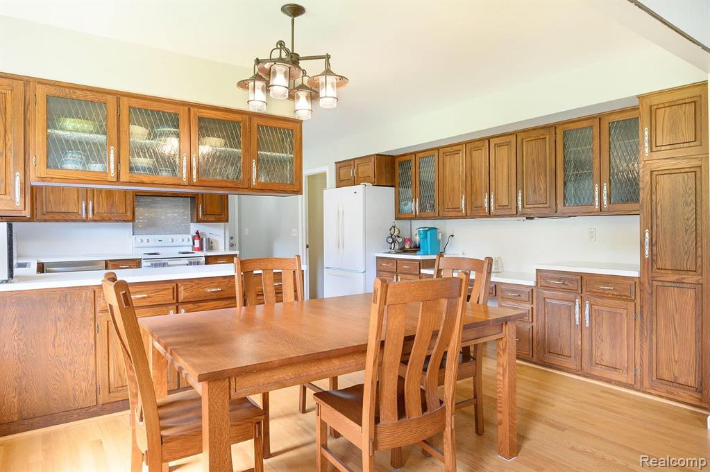 5440 Green Road Fenton, MI 48430 - Photo 13 of 44