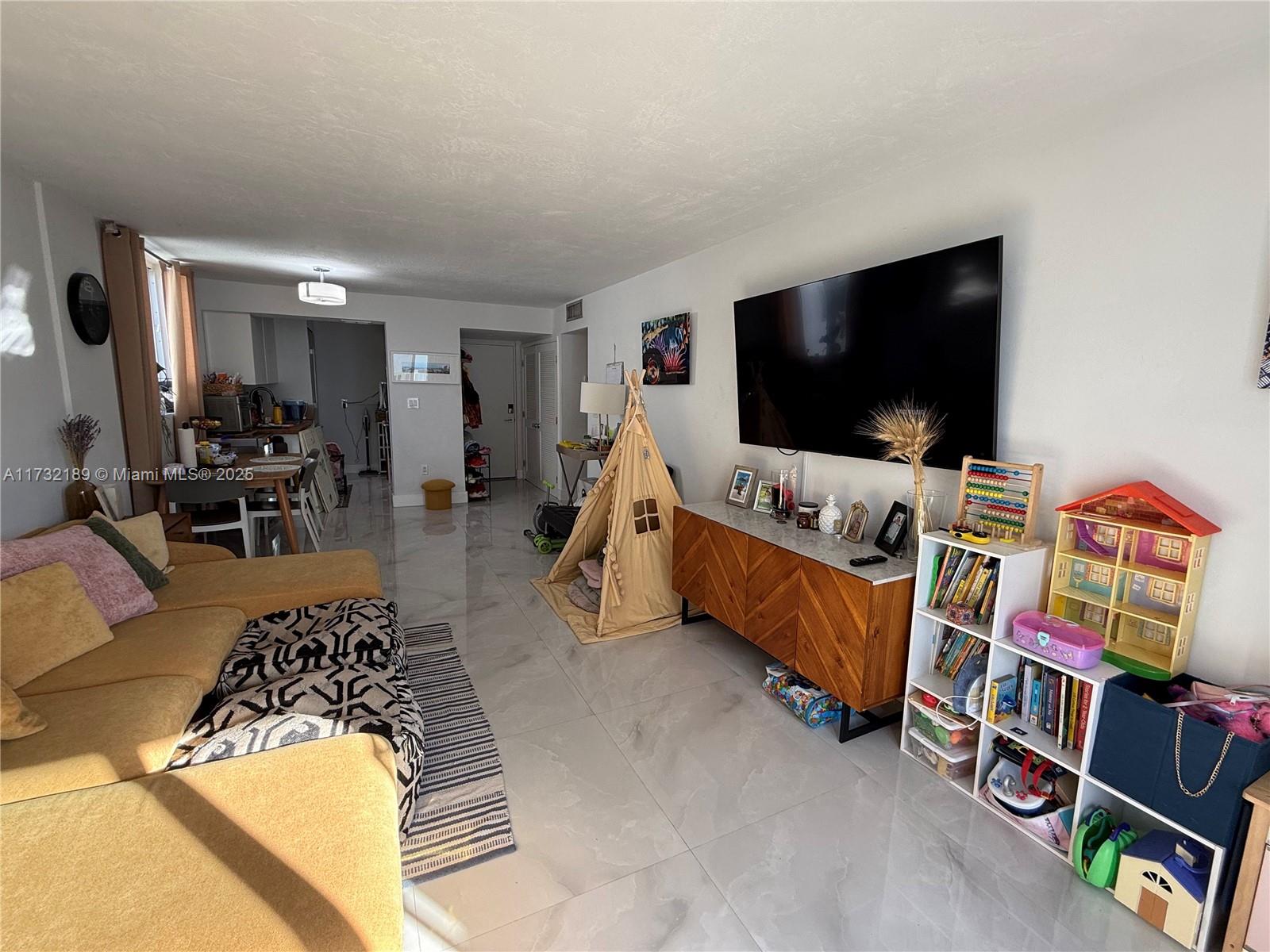 1670 Bay Road, Unit 4E Miami Beach, FL 33139 - Photo 11 of 29 Gallery Image 11