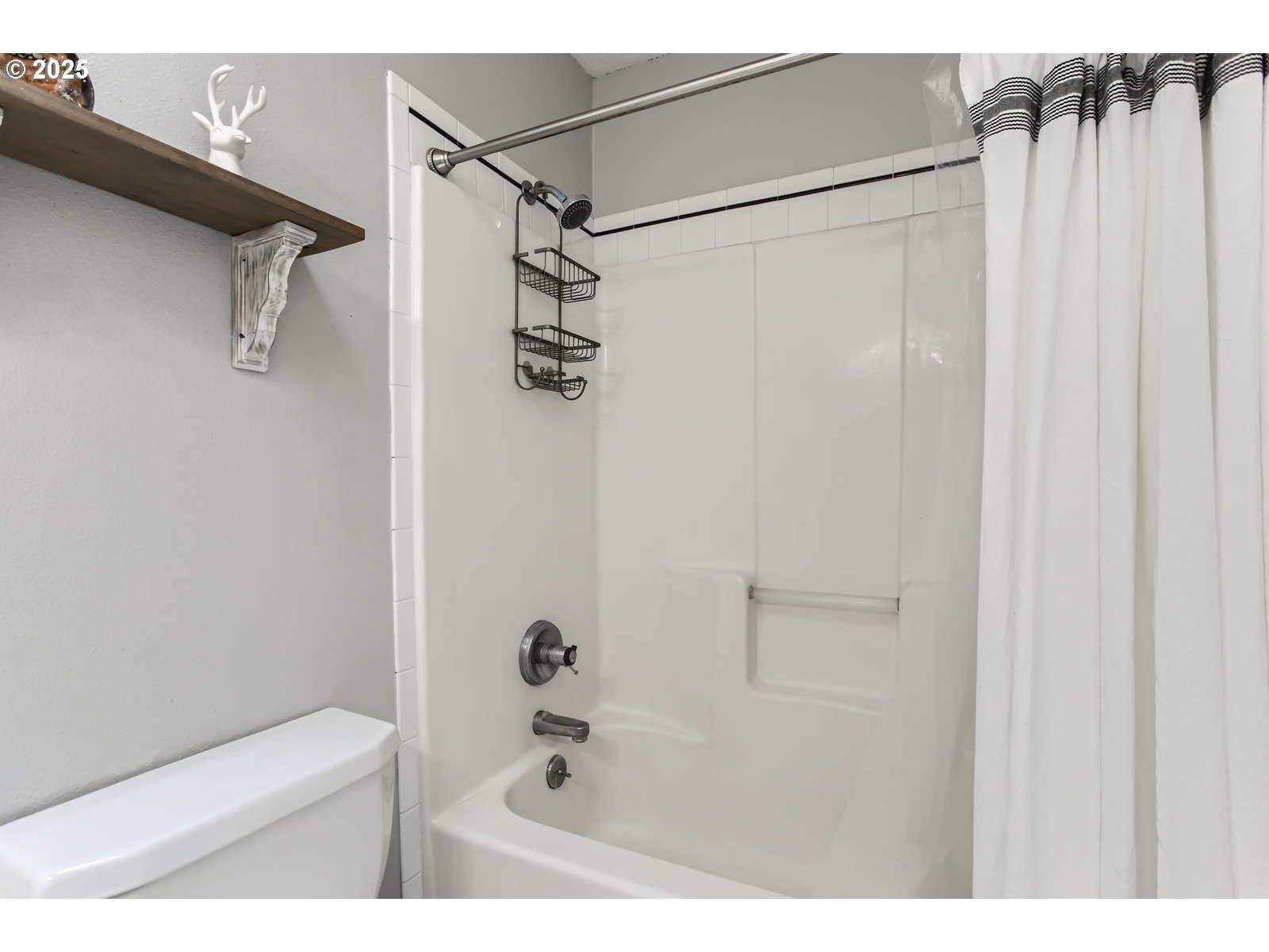 37425 Dubarko Road Sandy, OR 97055 - Photo 18 of 32 a bathroom with a shower and a toilet