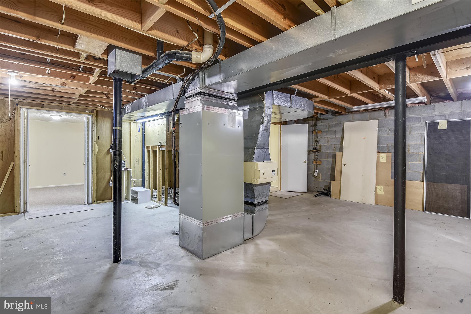 7403 Reservation Drive Springfield, VA 22153 - Photo 33 of 41 Large storage area with work space
