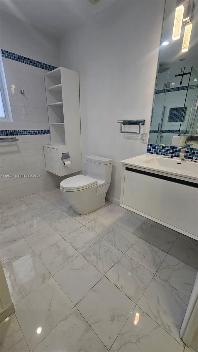 6371 Hutchinson Road Miami Lakes, FL 33014 - Photo 11 of 17 Hall/Guest Bathroom