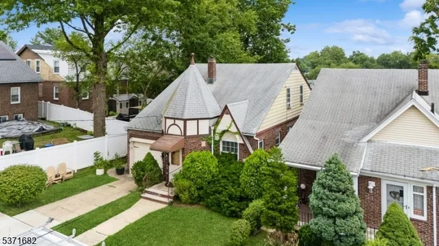 a view of a pathway of a house along with trees