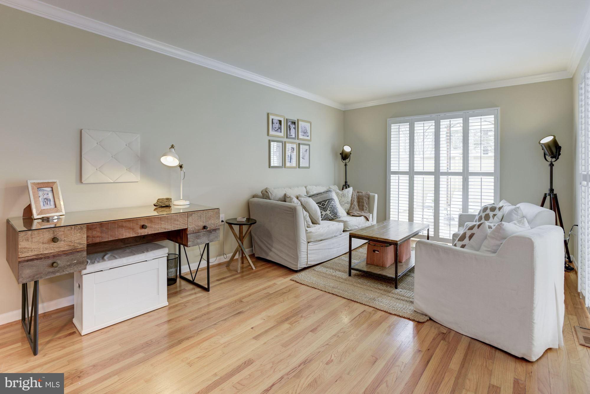1511 Inlet Court Reston, VA 20190 - Photo 5 of 30 Living Room This home sparkles!
