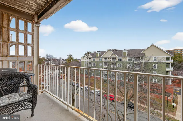 $225,000 | 5250 Valley Forge Drive, Unit 502, Alexandria, VA 22304