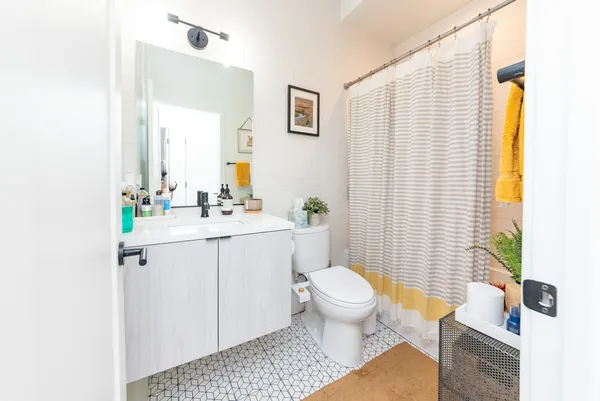 $2,985 | 1336 West Bryn Mawr Avenue, Unit 1F, Chicago, IL 60660