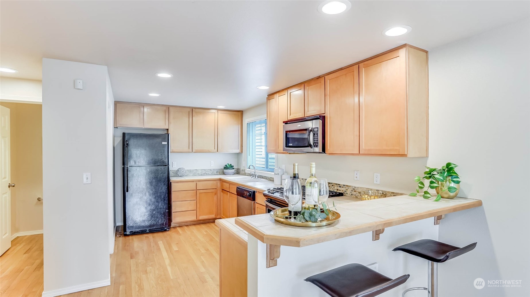 1002 North 105th Street, Unit B Seattle, WA 98133 - Photo 11 of 26