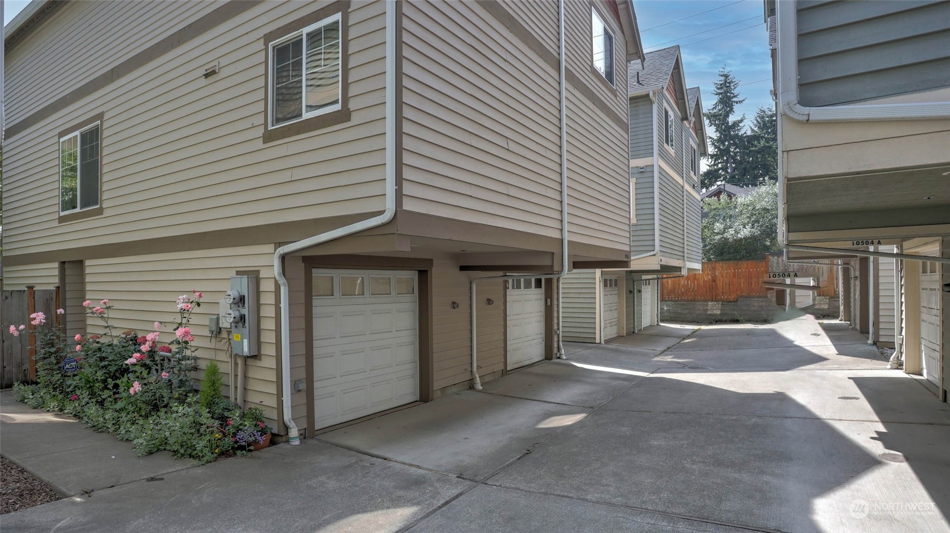 1002 North 105th Street, Unit B Seattle, WA 98133 - Photo 3 of 26