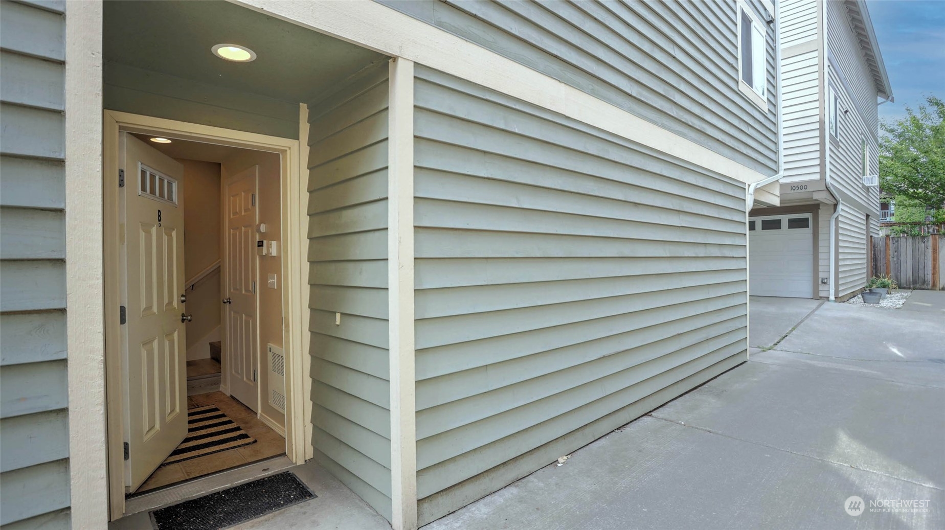 1002 North 105th Street, Unit B Seattle, WA 98133 - Photo 4 of 26