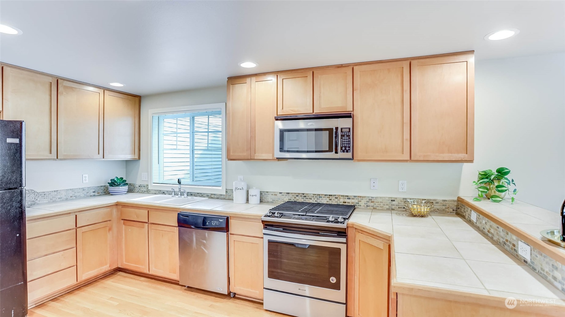 1002 North 105th Street, Unit B Seattle, WA 98133 - Photo 10 of 26