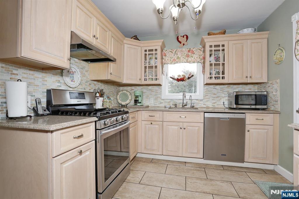 393 New Bridge Road Bergenfield, NJ 07621 - Photo 10 of 37