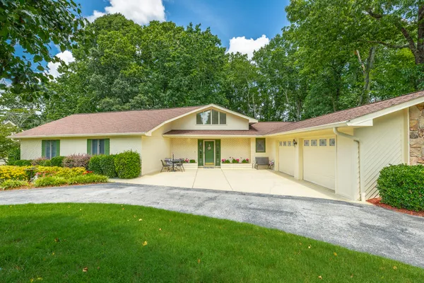 $499,900 | 6422 Lake Shadows Circle, Hixson, TN 37343
