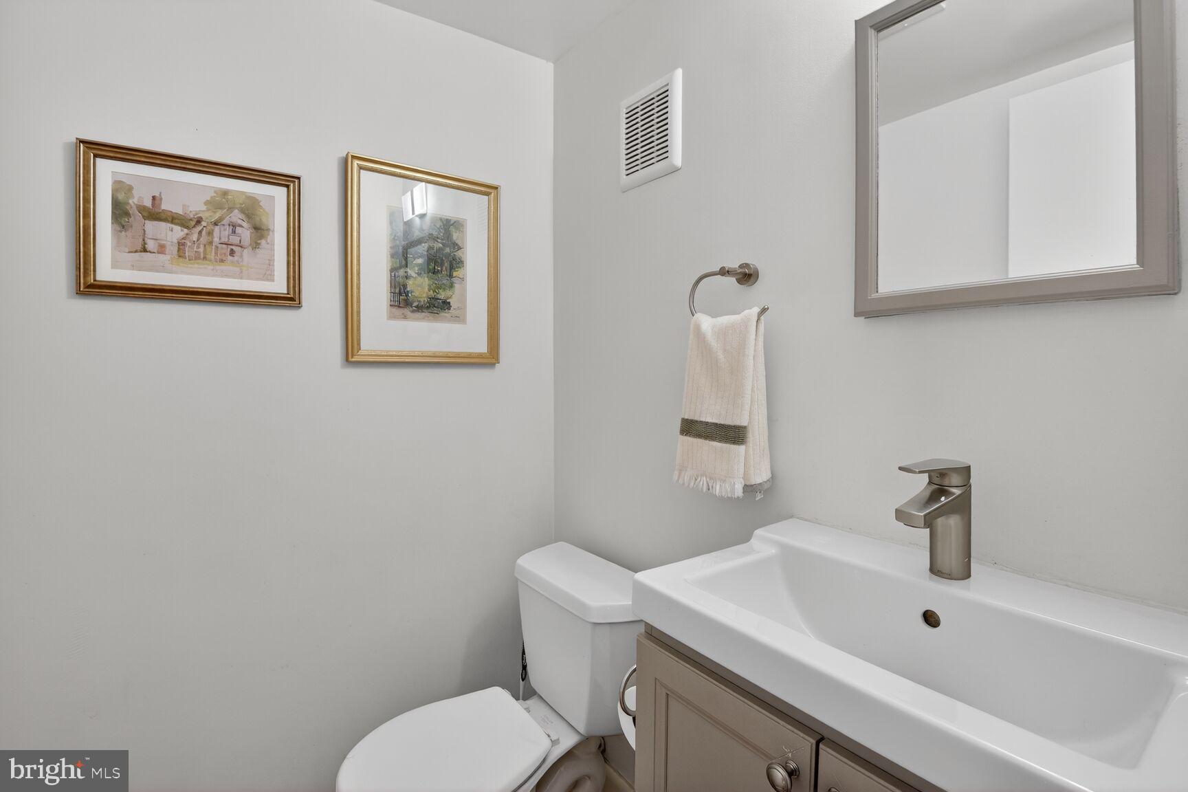 9900 Fernwood Road Bethesda, MD 20817 - Photo 19 of 39 powder room