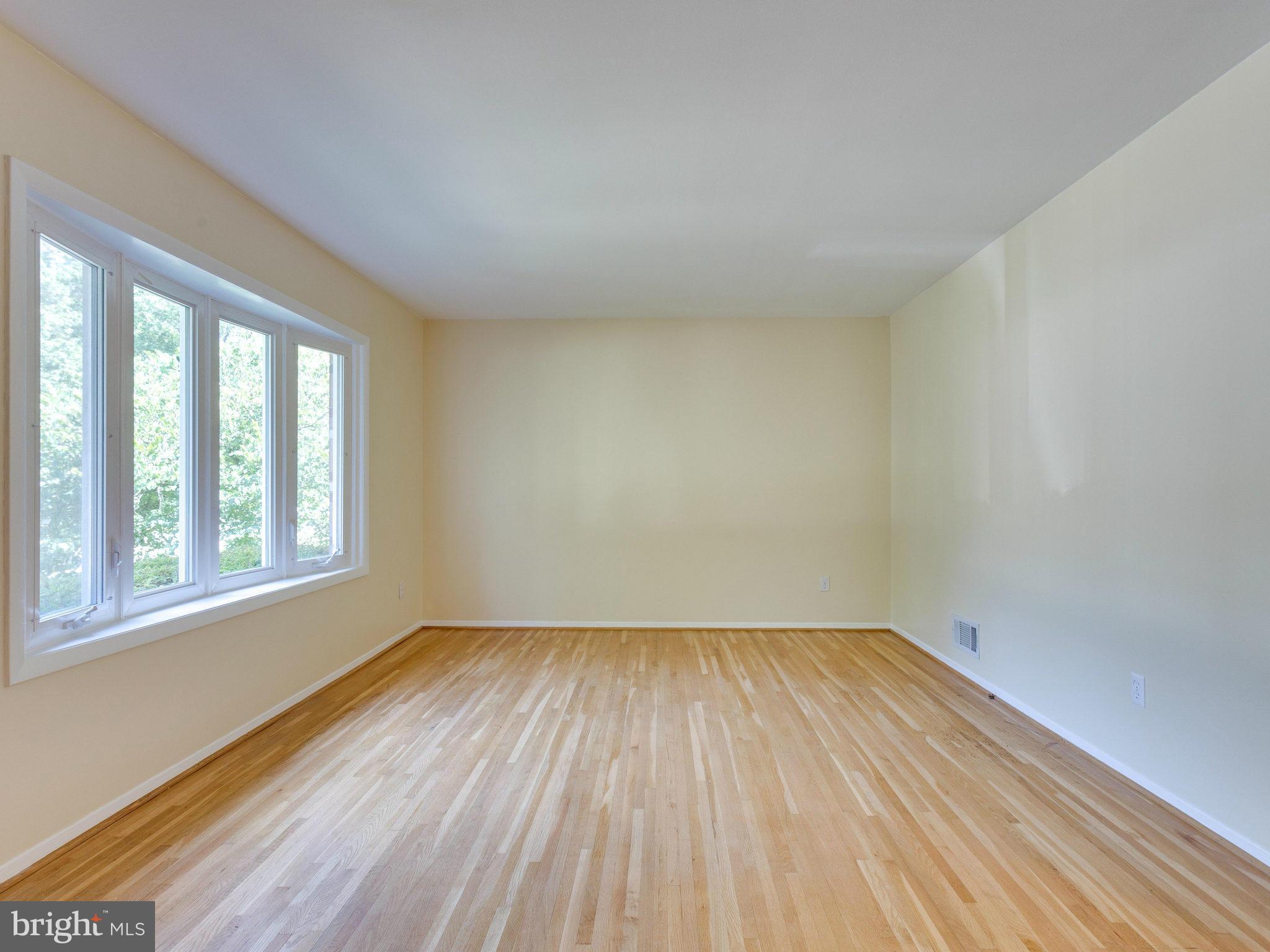 6904 Gillings Road Springfield, VA 22152 - Photo 2 of 29 Living Room