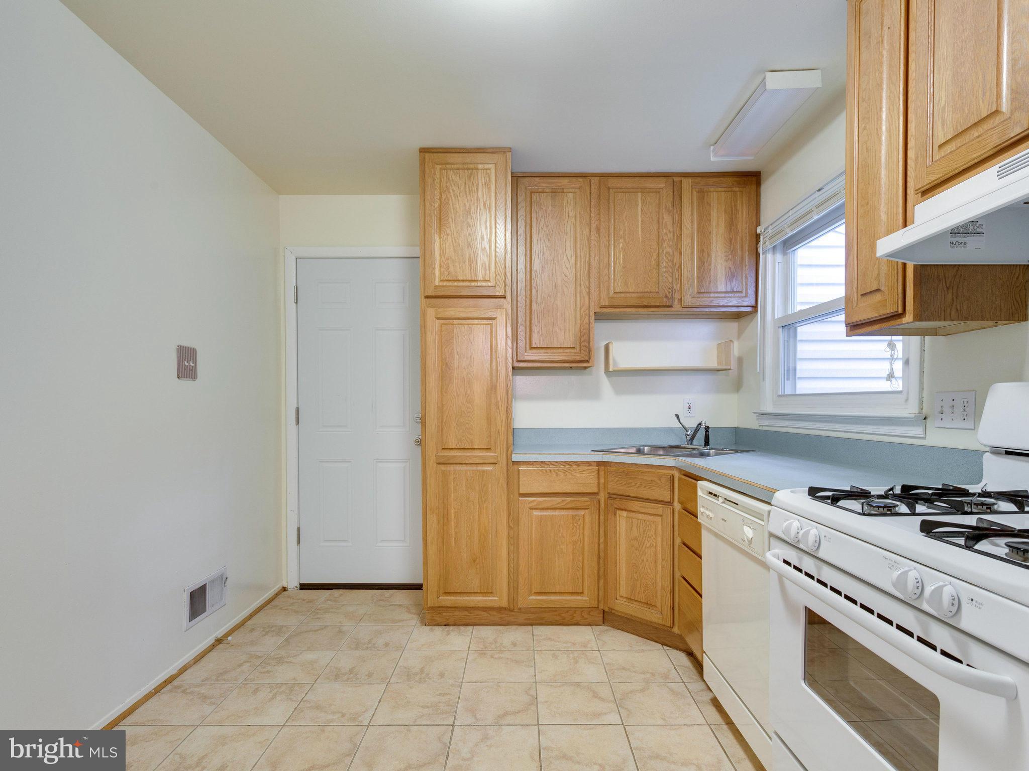 6904 Gillings Road Springfield, VA 22152 - Photo 5 of 29 Kitchen