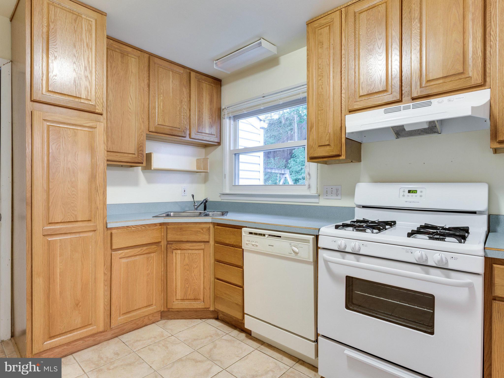 6904 Gillings Road Springfield, VA 22152 - Photo 6 of 29 Kitchen