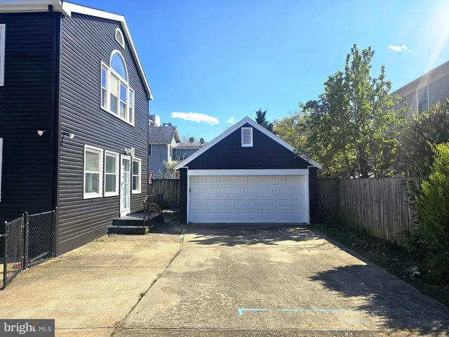 $4,850 | 2500 South Eads Street, Arlington, VA 22202