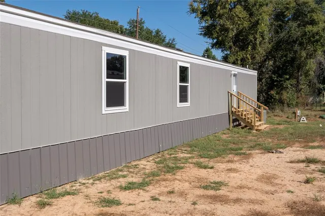 a view of a house with a backyard