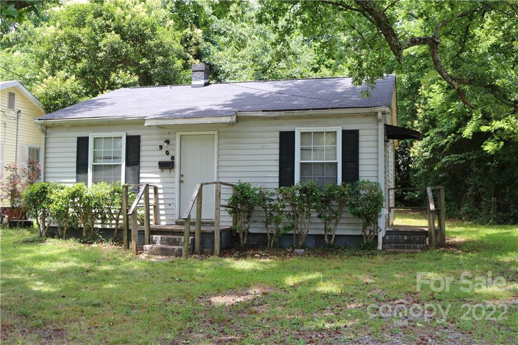 900 Key Street Charlotte, NC 28208 - Photo 2 of 3 a front view of a house with garden