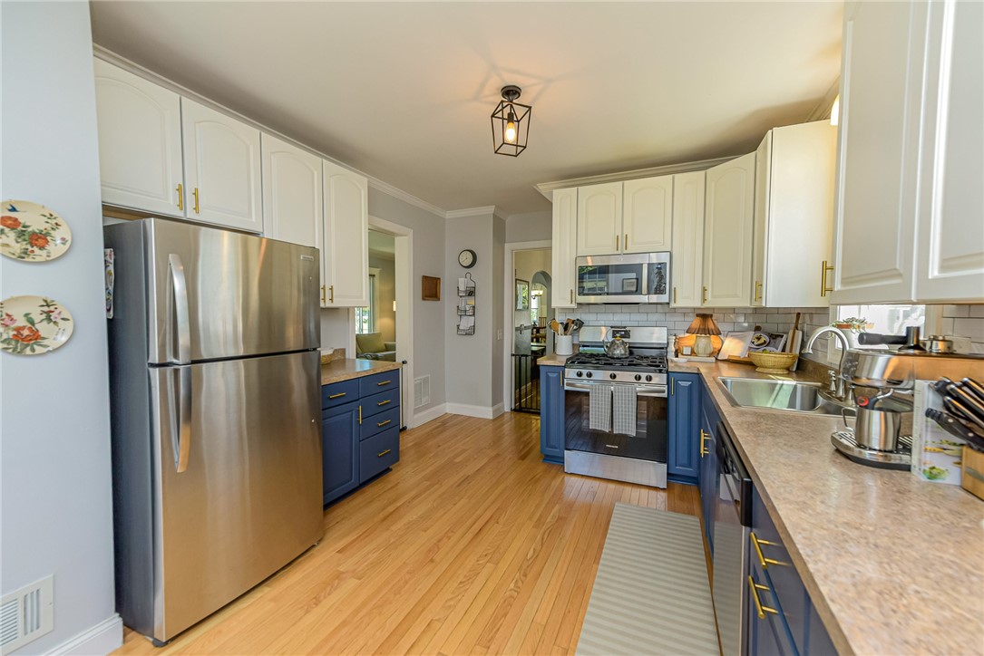 107 Parkside Avenue Rochester, NY 14609 - Photo 11 of 37
