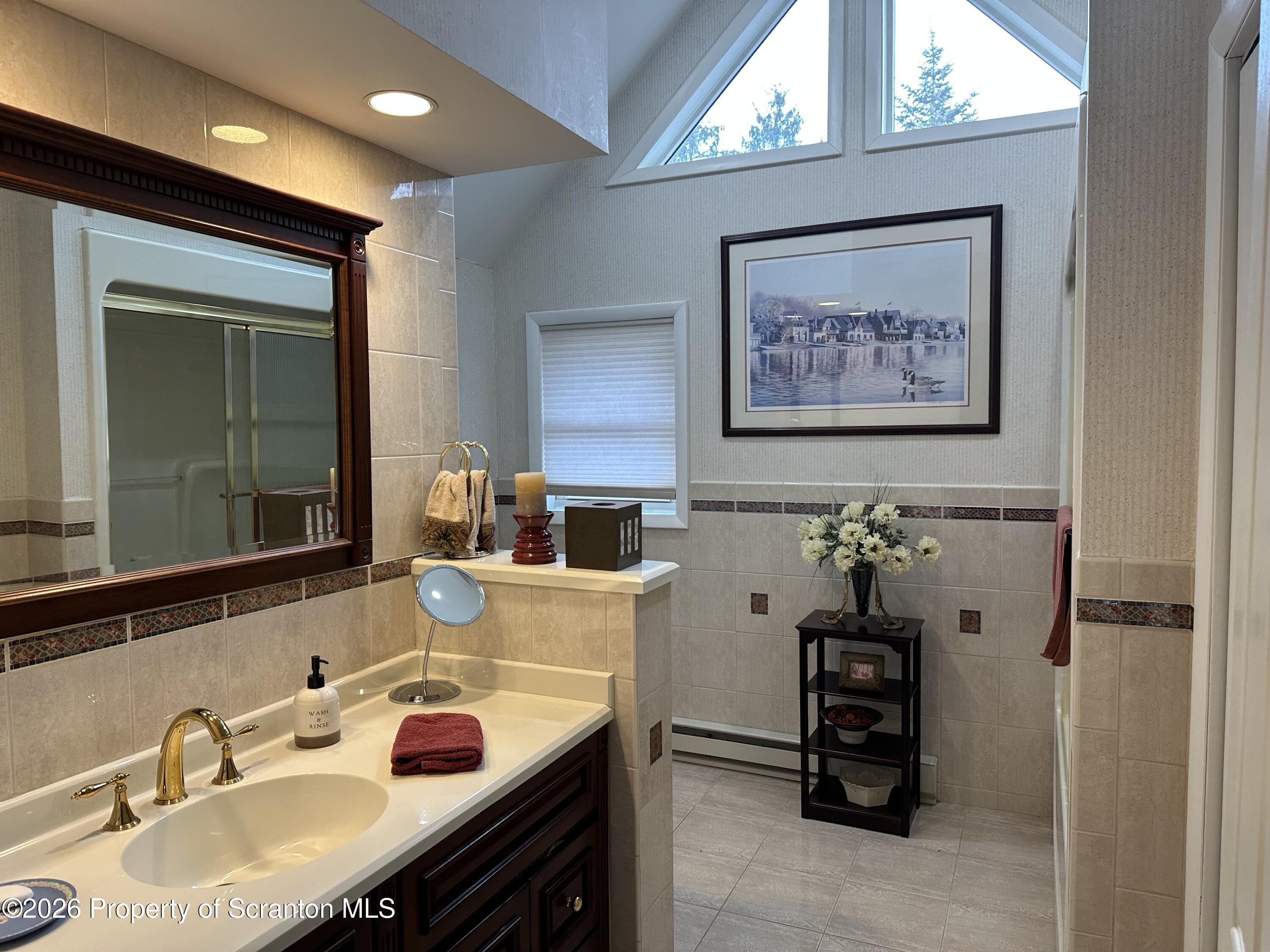 15 Fall Place Union Dale, PA 18470 - Photo 31 of 35 Full Bathroom