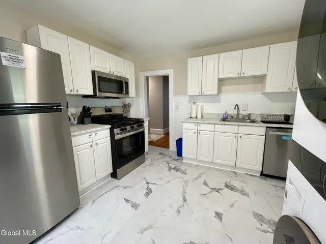 $3,400 | 130 Woodlawn Avenue, Unit 2, Saratoga Springs, NY 12866