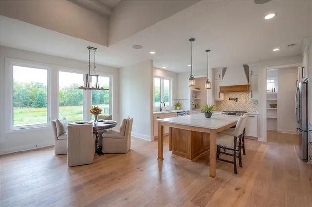 $1,085,000 | 595 South Shore Drive, Lake Winnebago, MO 64034