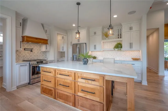 $1,085,000 | 595 South Shore Drive, Lake Winnebago, MO 64034