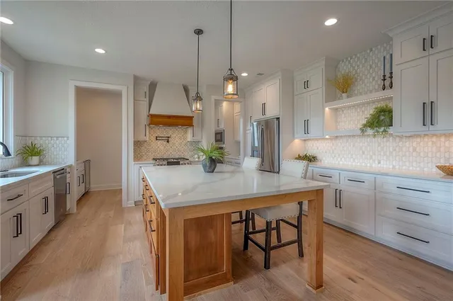 $1,085,000 | 595 South Shore Drive, Lake Winnebago, MO 64034