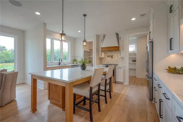 $1,085,000 | 595 South Shore Drive, Lake Winnebago, MO 64034