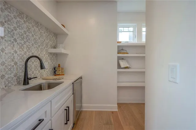 $1,085,000 | 595 South Shore Drive, Lake Winnebago, MO 64034