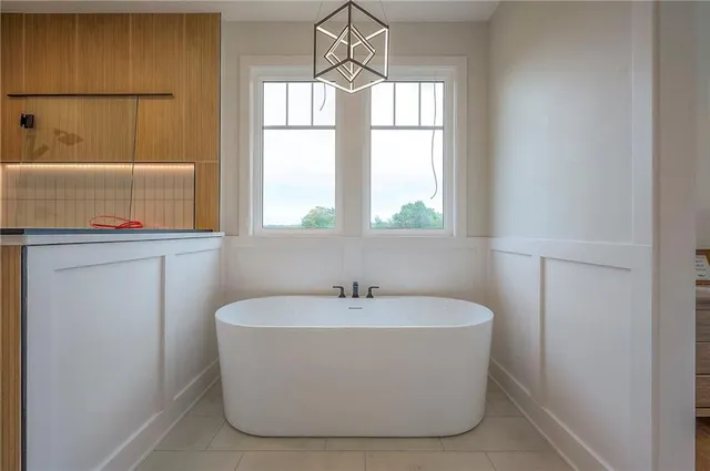 $1,085,000 | 595 South Shore Drive, Lake Winnebago, MO 64034