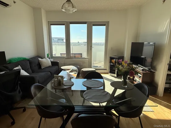 $4,950 | 10-50 Jackson Avenue, Unit 8C | Long Island City