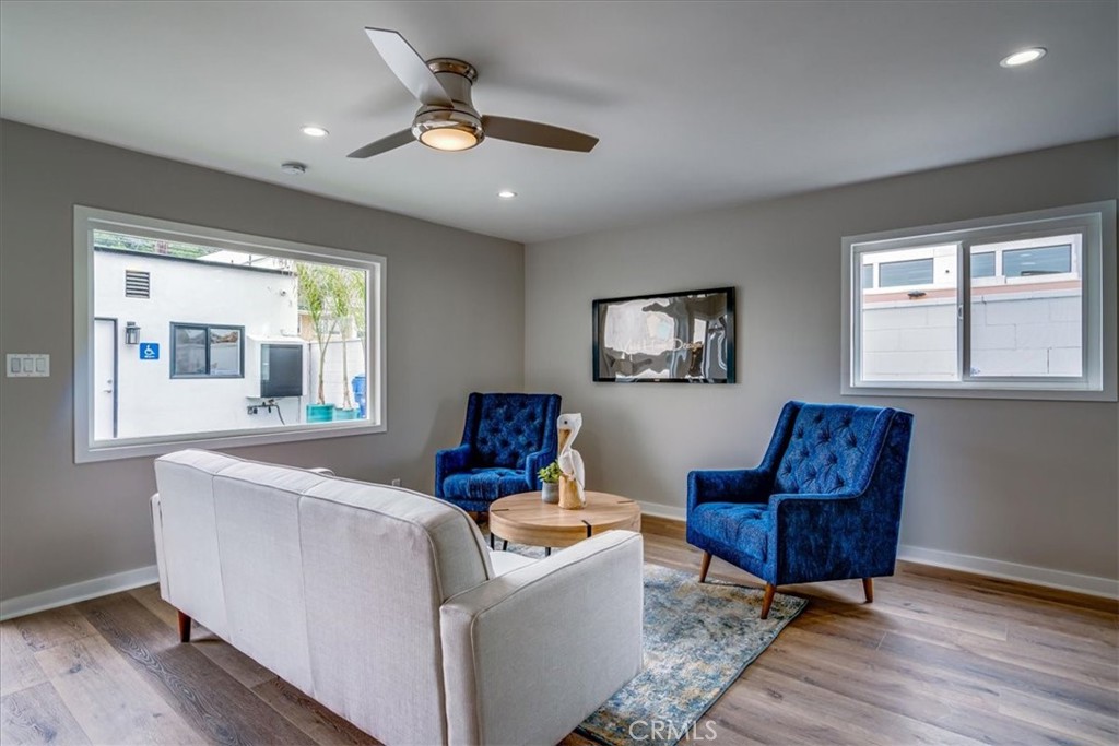 323 Culver Boulevard Playa del Rey, CA 90293 - Photo 26 of 58 a living room with furniture and a window