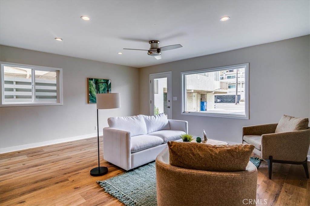 323 Culver Boulevard Playa del Rey, CA 90293 - Photo 31 of 58 a living room with furniture and a window
