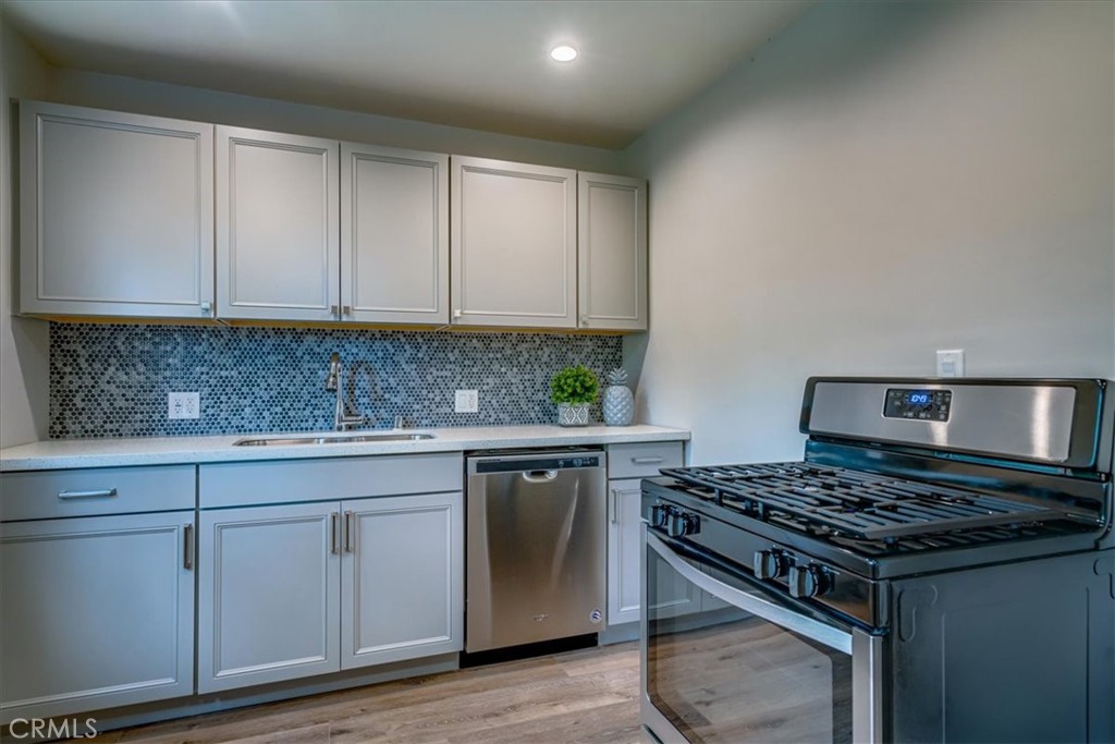 323 Culver Boulevard Playa del Rey, CA 90293 - Photo 37 of 58 a kitchen with cabinets appliances and a counter space