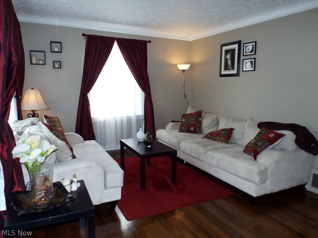 1264 Gordon Road Lyndhurst, OH 44124 - Photo 4 of 21 Widows in family room offer plenty of natural light!