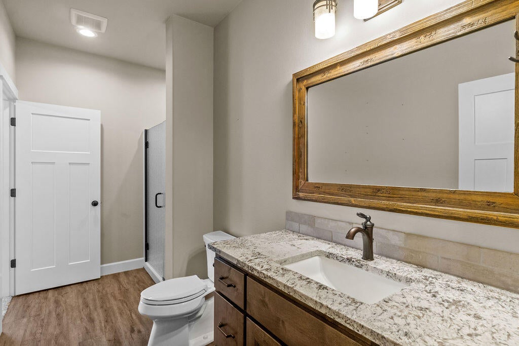 19435 Calico Road Bend, OR 97702 - Photo 22 of 73 bathroom off 2nd bedroom
