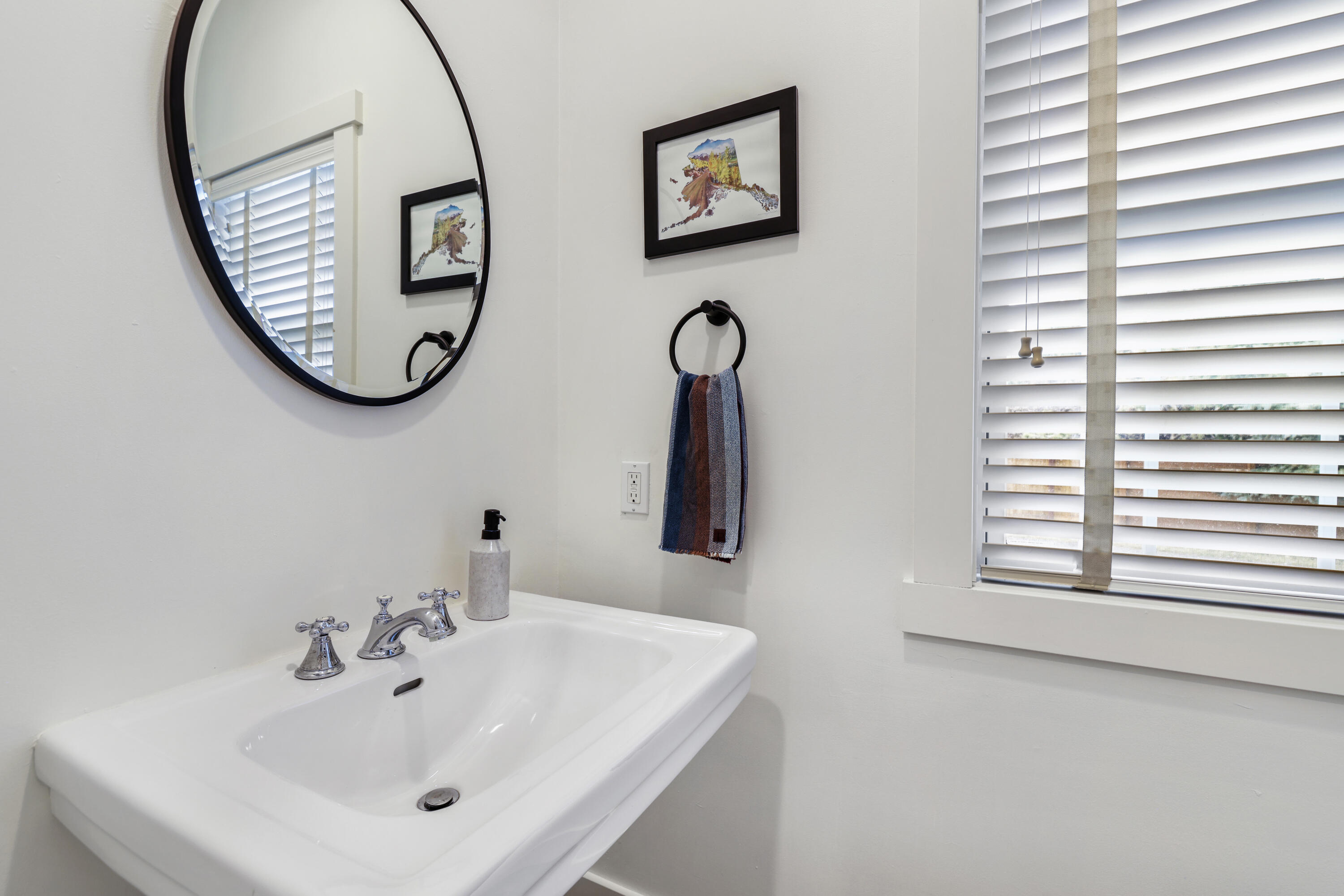 1430 2nd Avenue North Hailey, ID 83333 - Photo 23 of 45 Powder room