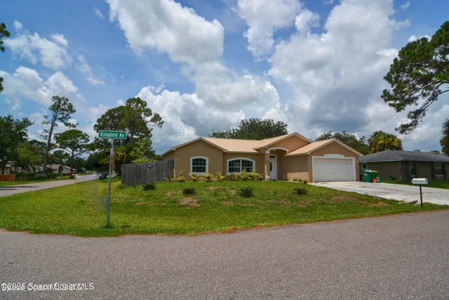 a view of a yard in front of the house