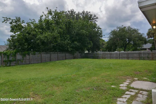 a view of a backyard