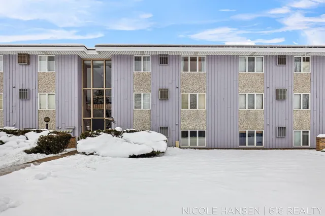 $150,000 | 2581 Ridgecroft Drive Southeast, Unit 302, Grand Rapids, MI 49546