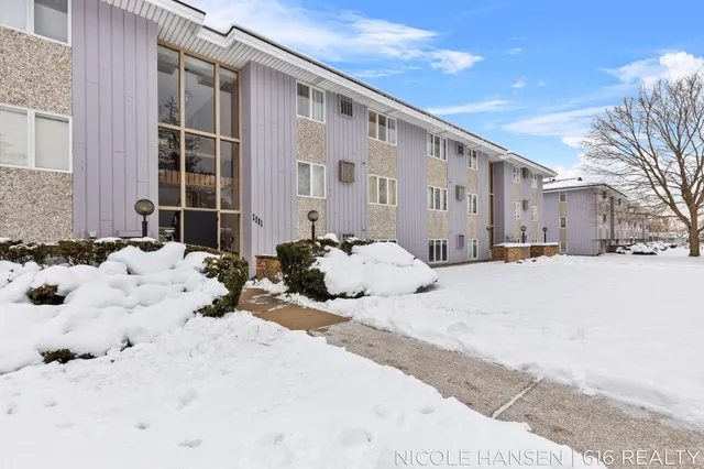 $150,000 | 2581 Ridgecroft Drive Southeast, Unit 302, Grand Rapids, MI 49546
