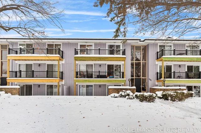 $150,000 | 2581 Ridgecroft Drive Southeast, Unit 302, Grand Rapids, MI 49546