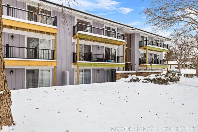 $150,000 | 2581 Ridgecroft Drive Southeast, Unit 302, Grand Rapids, MI 49546