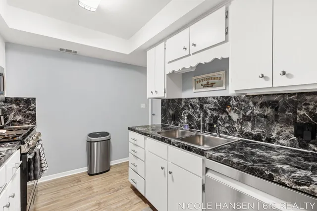 $150,000 | 2581 Ridgecroft Drive Southeast, Unit 302, Grand Rapids, MI 49546